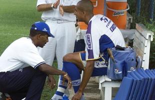 Tita presta socorro ao zagueiro Luiso durante treino da temporada 2001
