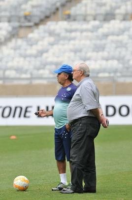 Marcelo Oliveira comandou treino ttico no Mineiro e orientou cobranas de falta e pnalti