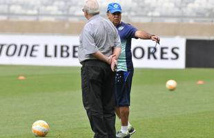 Marcelo Oliveira comandou treino ttico no Mineiro e orientou cobranas de falta e pnalti