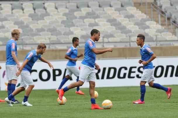 Marcelo Oliveira comandou treino ttico no Mineiro e orientou cobranas de falta e pnalti