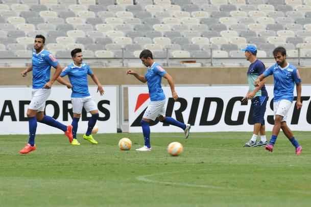 Marcelo Oliveira comandou treino ttico no Mineiro e orientou cobranas de falta e pnalti
