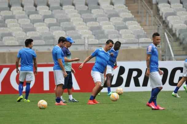 Marcelo Oliveira comandou treino ttico no Mineiro e orientou cobranas de falta e pnalti