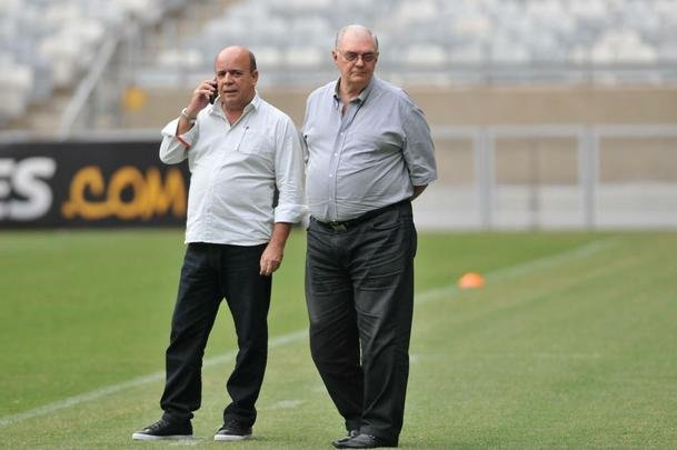 Marcelo Oliveira comandou treino ttico no Mineiro e orientou cobranas de falta e pnalti