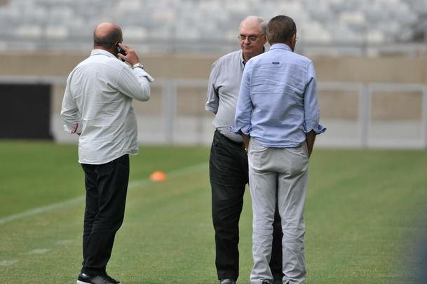 Marcelo Oliveira comandou treino ttico no Mineiro e orientou cobranas de falta e pnalti