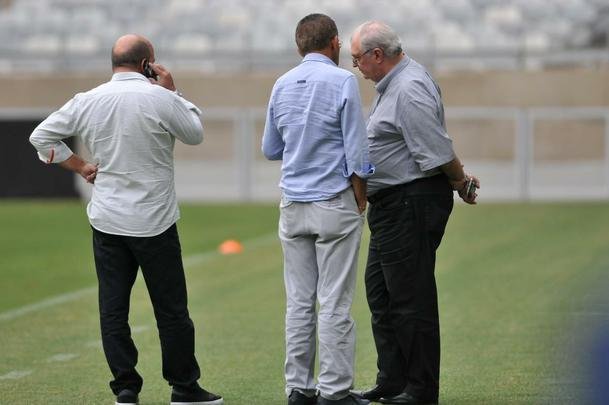 Marcelo Oliveira comandou treino ttico no Mineiro e orientou cobranas de falta e pnalti