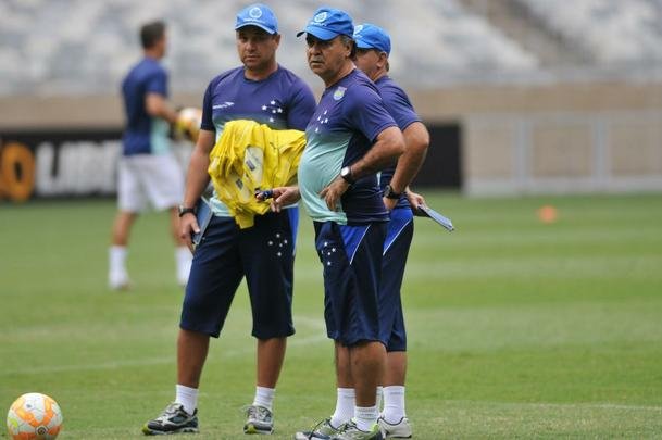 Marcelo Oliveira comandou treino ttico no Mineiro e orientou cobranas de falta e pnalti