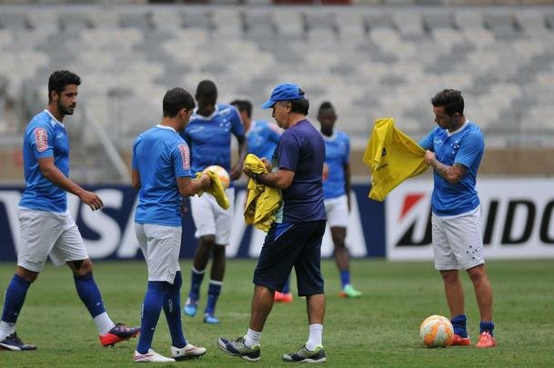 Marcelo Oliveira comandou treino ttico no Mineiro e orientou cobranas de falta e pnalti