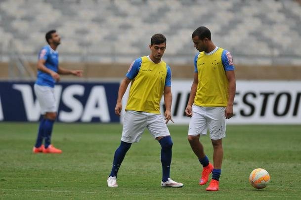 Marcelo Oliveira comandou treino ttico no Mineiro e orientou cobranas de falta e pnalti