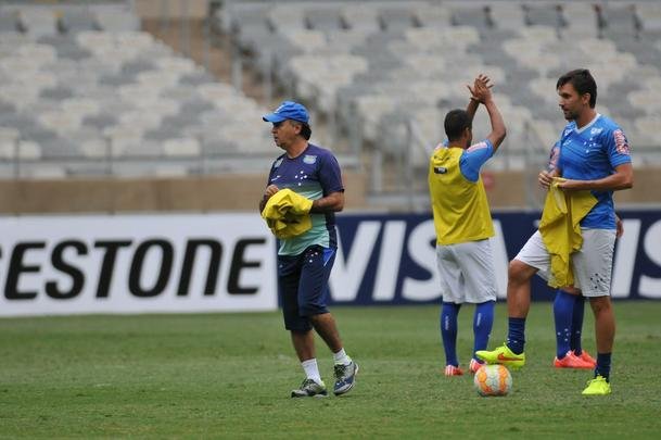 Marcelo Oliveira comandou treino ttico no Mineiro e orientou cobranas de falta e pnalti