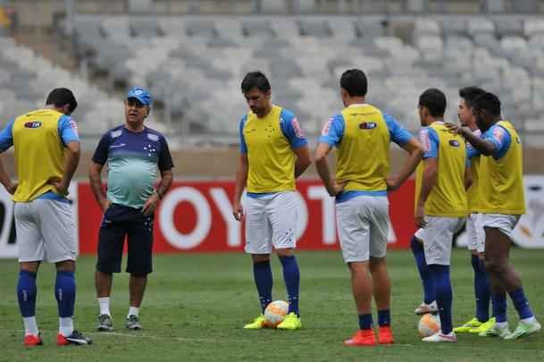 Marcelo Oliveira comandou treino ttico no Mineiro e orientou cobranas de falta e pnalti