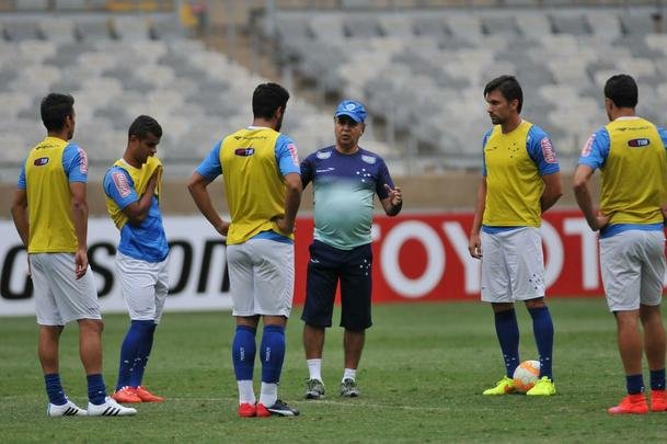 Marcelo Oliveira comandou treino ttico no Mineiro e orientou cobranas de falta e pnalti