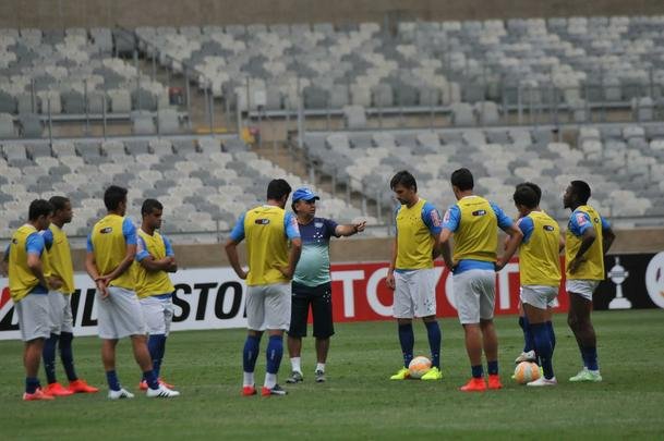 Marcelo Oliveira comandou treino ttico no Mineiro e orientou cobranas de falta e pnalti