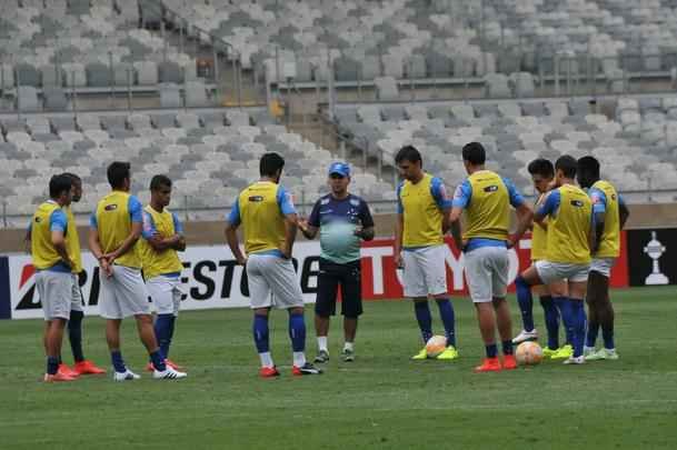 Marcelo Oliveira comandou treino ttico no Mineiro e orientou cobranas de falta e pnalti