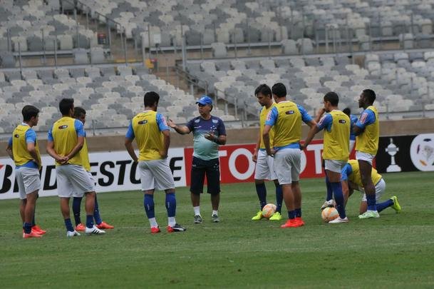 Marcelo Oliveira comandou treino ttico no Mineiro e orientou cobranas de falta e pnalti