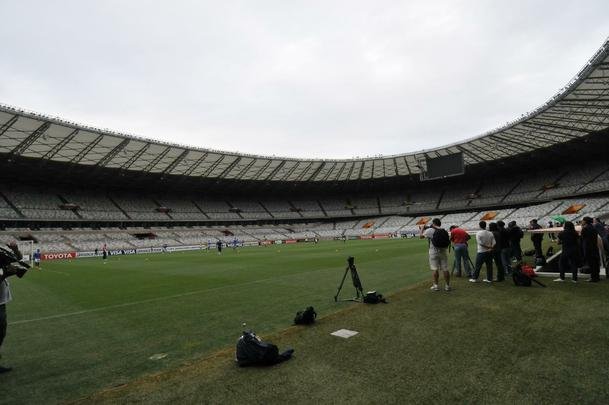 Marcelo Oliveira comandou treino ttico no Mineiro e orientou cobranas de falta e pnalti