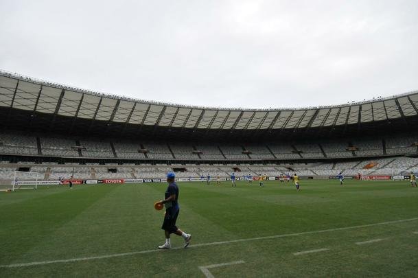 Marcelo Oliveira comandou treino ttico no Mineiro e orientou cobranas de falta e pnalti