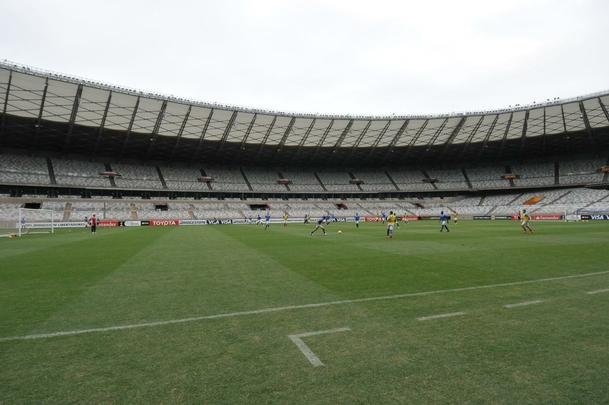 Marcelo Oliveira comandou treino ttico no Mineiro e orientou cobranas de falta e pnalti
