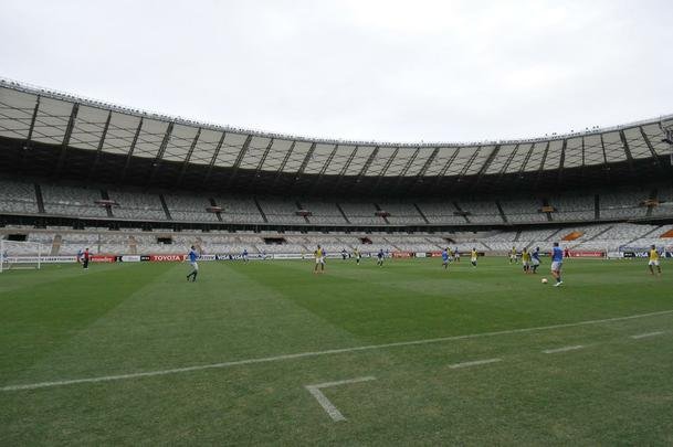 Marcelo Oliveira comandou treino ttico no Mineiro e orientou cobranas de falta e pnalti