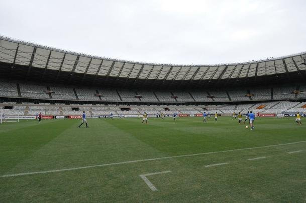 Marcelo Oliveira comandou treino ttico no Mineiro e orientou cobranas de falta e pnalti
