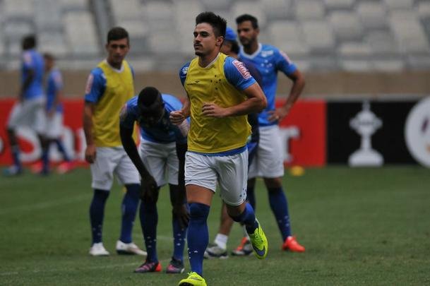Marcelo Oliveira comandou treino ttico no Mineiro e orientou cobranas de falta e pnalti