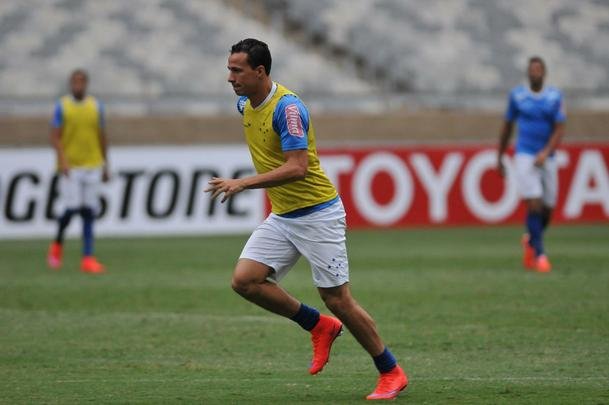 Marcelo Oliveira comandou treino ttico no Mineiro e orientou cobranas de falta e pnalti