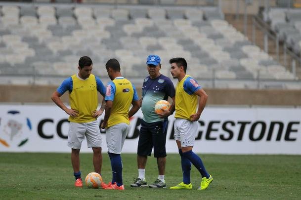 Marcelo Oliveira comandou treino ttico no Mineiro e orientou cobranas de falta e pnalti
