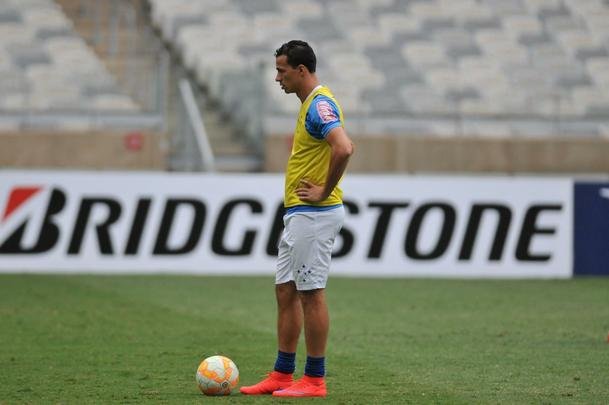 Marcelo Oliveira comandou treino ttico no Mineiro e orientou cobranas de falta e pnalti