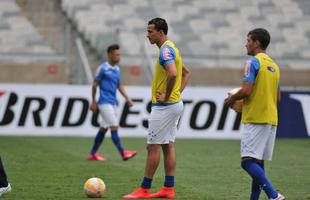 Marcelo Oliveira comandou treino ttico no Mineiro e orientou cobranas de falta e pnalti