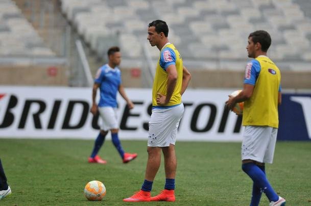 Marcelo Oliveira comandou treino ttico no Mineiro e orientou cobranas de falta e pnalti