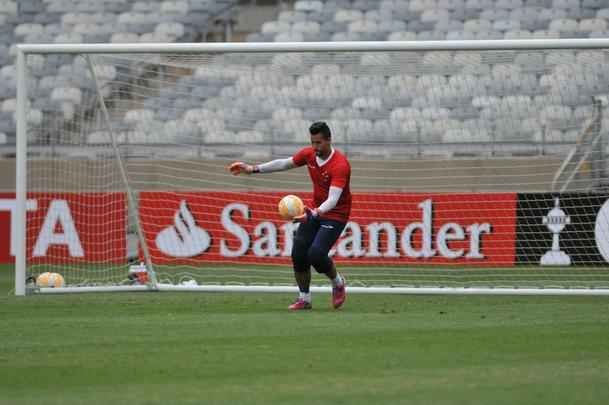 Marcelo Oliveira comandou treino ttico no Mineiro e orientou cobranas de falta e pnalti