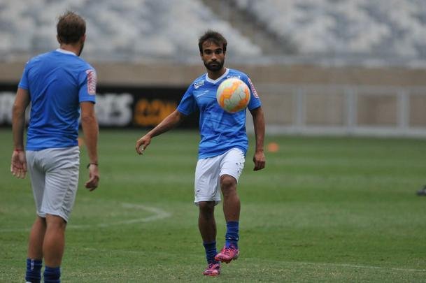 Marcelo Oliveira comandou treino ttico no Mineiro e orientou cobranas de falta e pnalti