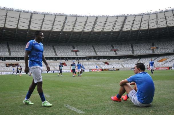 Marcelo Oliveira comandou treino ttico no Mineiro e orientou cobranas de falta e pnalti