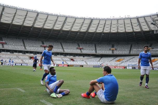Marcelo Oliveira comandou treino ttico no Mineiro e orientou cobranas de falta e pnalti