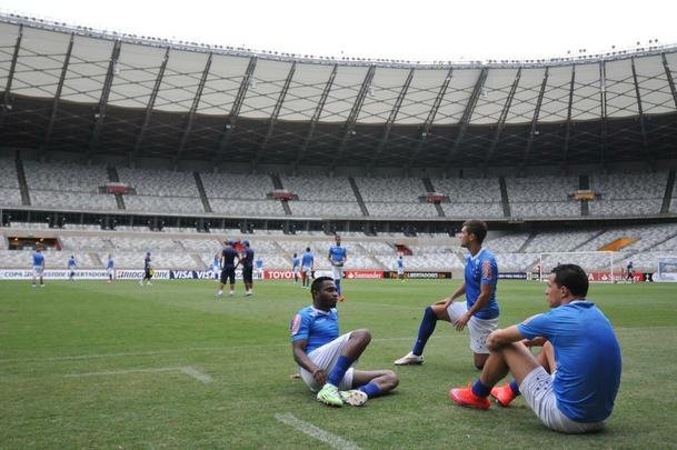 Marcelo Oliveira comandou treino ttico no Mineiro e orientou cobranas de falta e pnalti