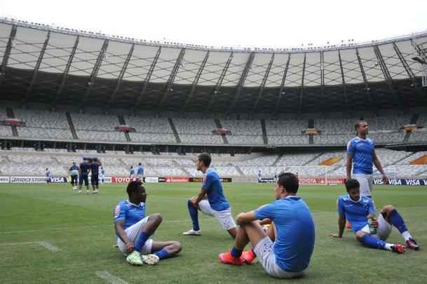 Marcelo Oliveira comandou treino ttico no Mineiro e orientou cobranas de falta e pnalti