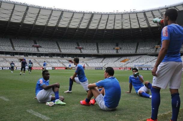 Marcelo Oliveira comandou treino ttico no Mineiro e orientou cobranas de falta e pnalti