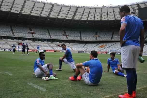 Marcelo Oliveira comandou treino ttico no Mineiro e orientou cobranas de falta e pnalti