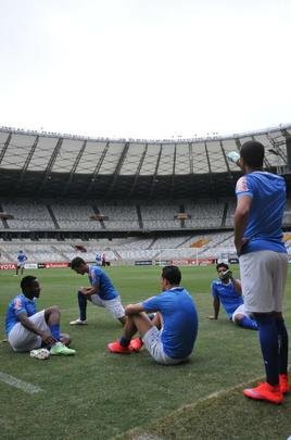 Marcelo Oliveira comandou treino ttico no Mineiro e orientou cobranas de falta e pnalti