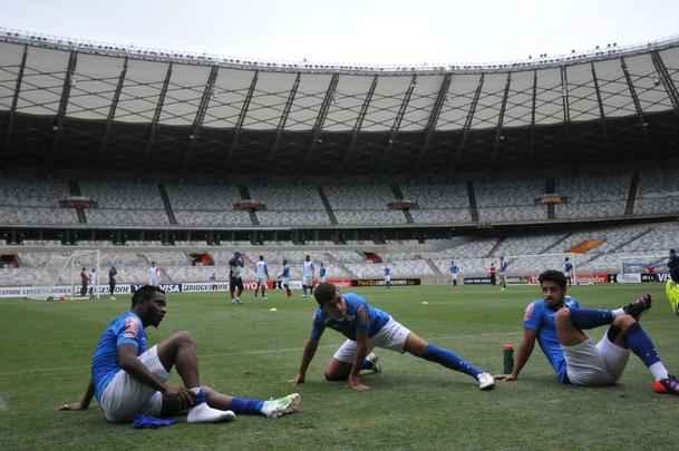 Marcelo Oliveira comandou treino ttico no Mineiro e orientou cobranas de falta e pnalti