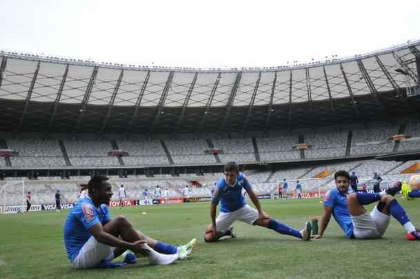 Marcelo Oliveira comandou treino ttico no Mineiro e orientou cobranas de falta e pnalti