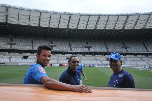 Marcelo Oliveira comandou treino ttico no Mineiro e orientou cobranas de falta e pnalti