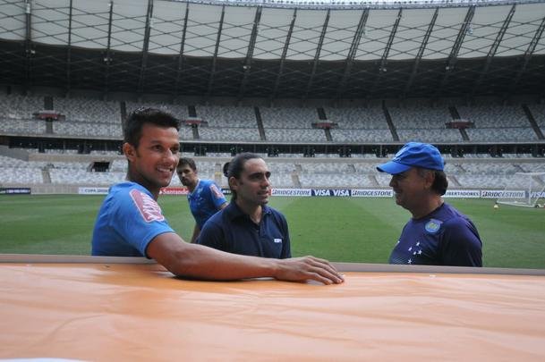 Marcelo Oliveira comandou treino ttico no Mineiro e orientou cobranas de falta e pnalti