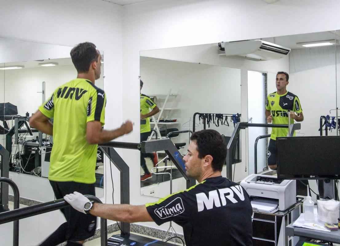 Thiago Ribeiro participou do primeiro treino no Atltico, nesta quarta, e teve que se apresentar para o grupo