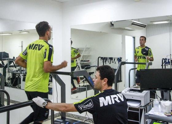 Thiago Ribeiro participou do primeiro treino no Atlético, nesta quarta, e teve que se apresentar para o grupo