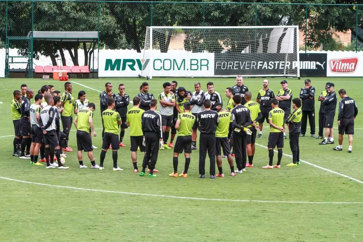 Thiago Ribeiro participou do primeiro treino no Atltico, nesta quarta, e teve que se apresentar para o grupo