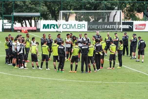 Thiago Ribeiro participou do primeiro treino no Atlético, nesta quarta, e teve que se apresentar para o grupo