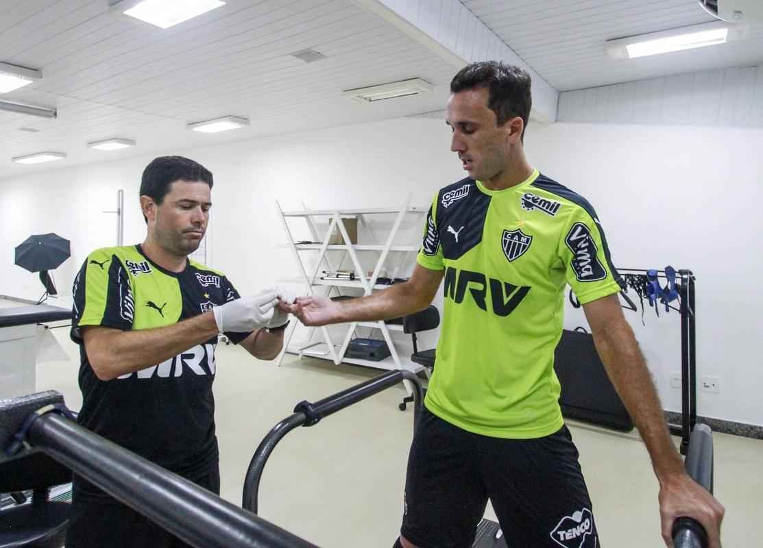 Thiago Ribeiro participou do primeiro treino no Atltico, nesta quarta, e teve que se apresentar para o grupo