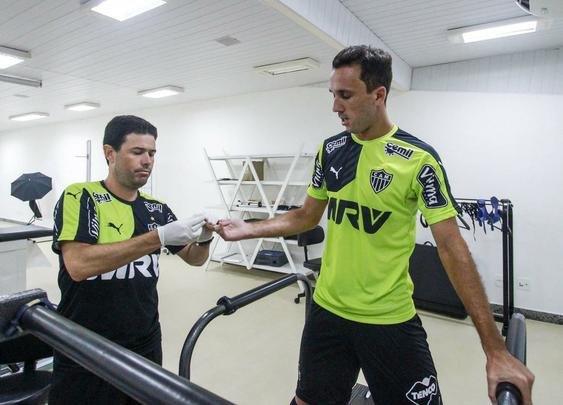 Thiago Ribeiro participou do primeiro treino no Atlético, nesta quarta, e teve que se apresentar para o grupo