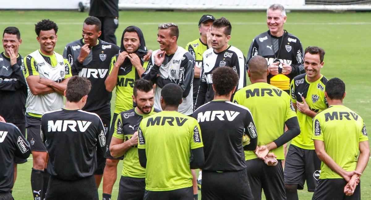 Thiago Ribeiro participou do primeiro treino no Atltico, nesta quarta, e teve que se apresentar para o grupo