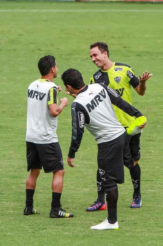 Thiago Ribeiro participou do primeiro treino no Atltico, nesta quarta, e teve que se apresentar para o grupo